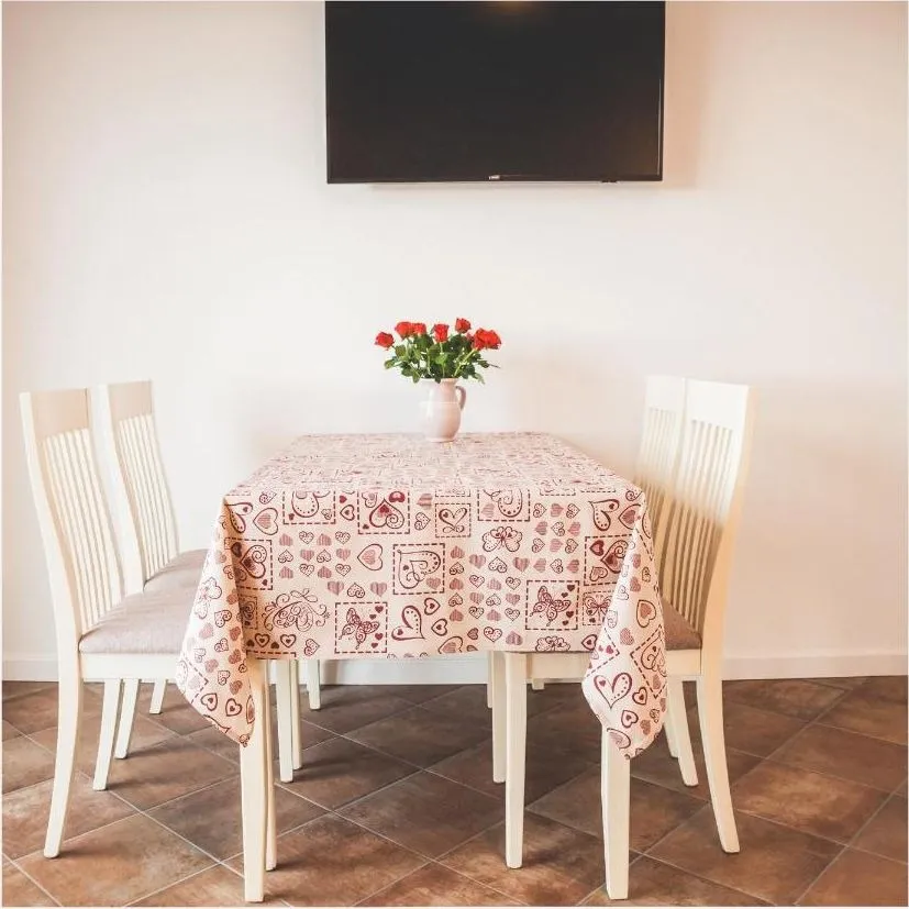 Jedilna miza z rožami v apartmaju 45 m²