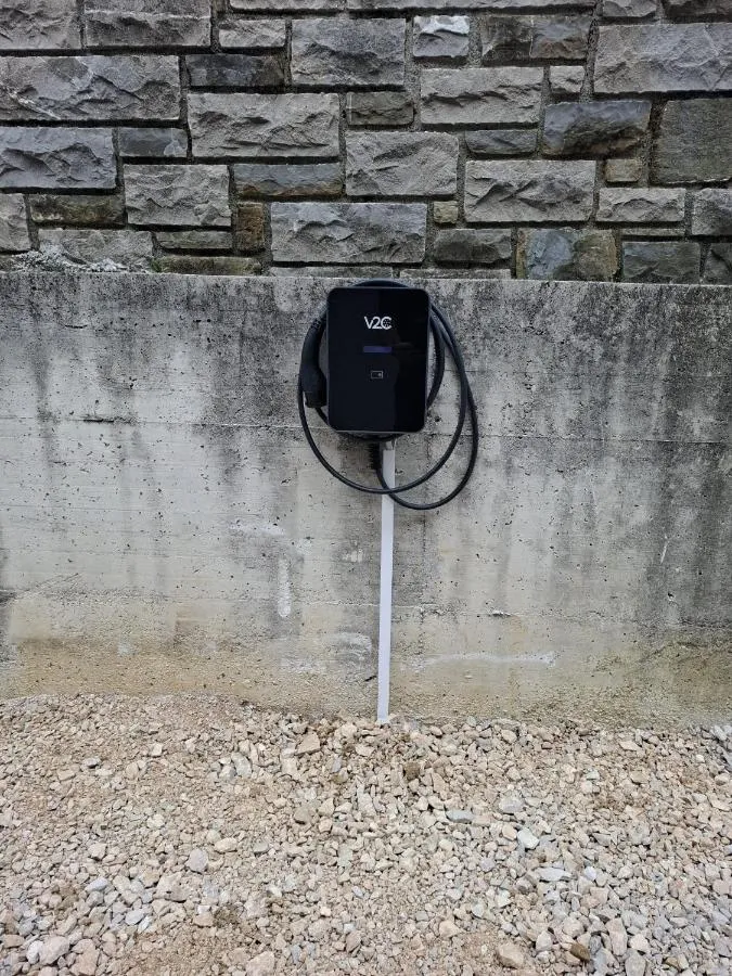 Polnilnica za električni avto na parkirišču